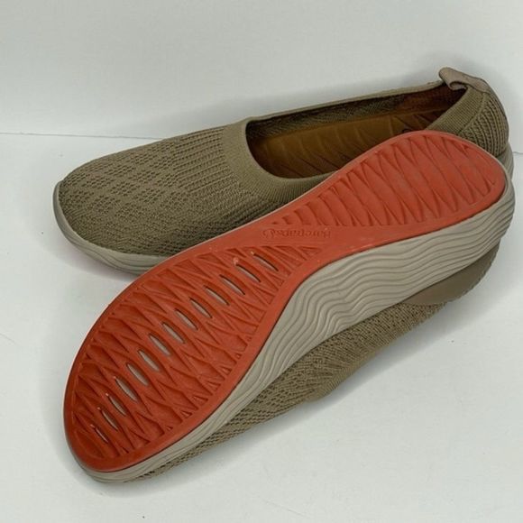 Baretraps Tan Slip On Sneaker Walking Shoes New - Picture 2 of 4
